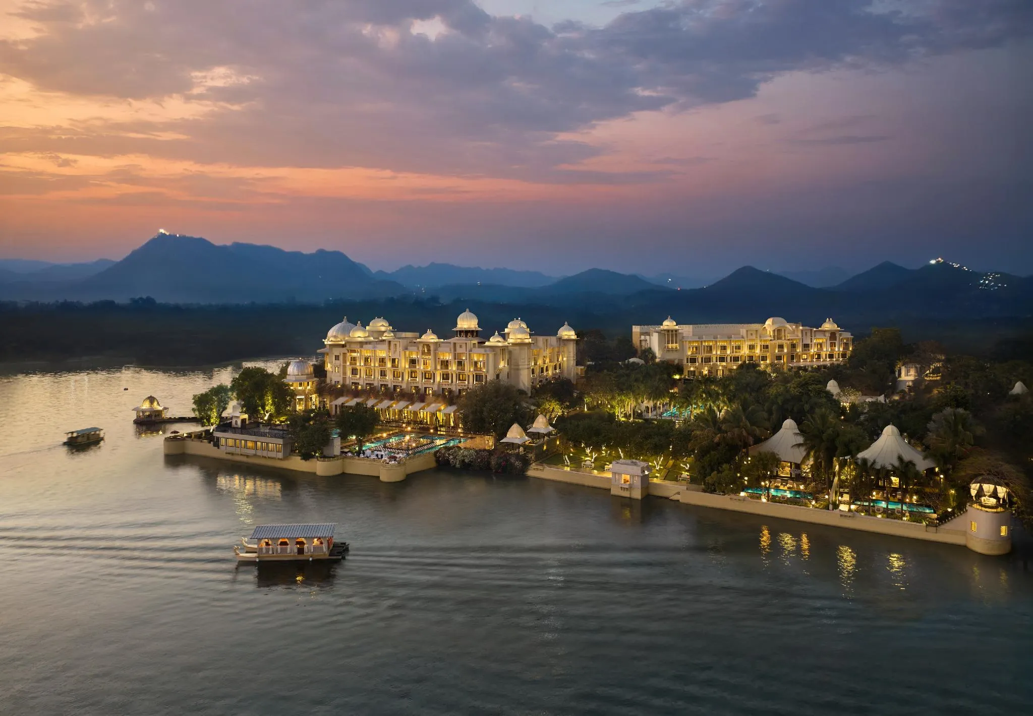 Udaipur palaces & lake